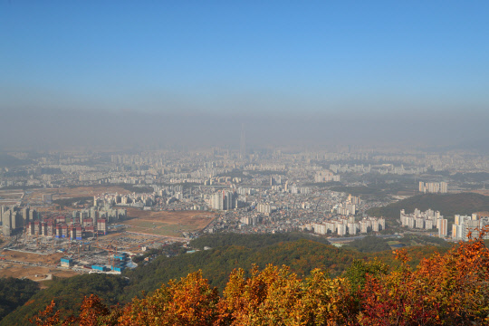 미세먼지 농도가 '나쁨' 수준인  지난 1일 오전 경기도 광주 남한산성에서 바라본 서울 시내가 파란 하늘 아래 미세먼지로 인해 뿌옇게 보이고 있다. 연합뉴스